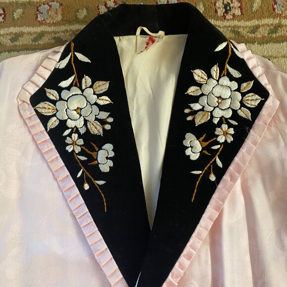 Vintage Pink Japanese Damask Embroidered Robe Velvet Floral Collar Black Cuffs - Picture 11 of 11